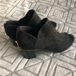 Xappeal woman’s open toe boots